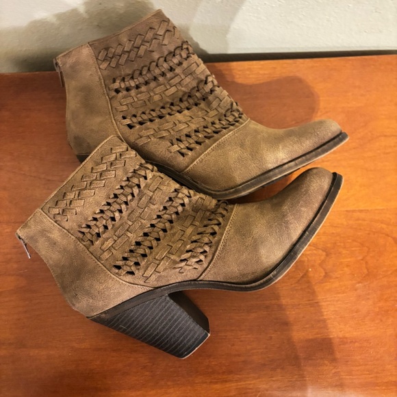 New Fergalicious Fergie Wanderer Booties Block Heel Women's Ankle Boots … - Picture 7 of 10